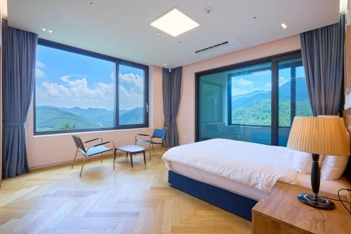 Jeongseon Maison | Romyzian Garden Mountain House