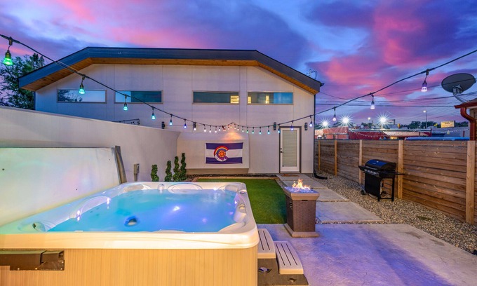 Overland Maison | Roof Top Patio, Hot Tub, & Minutes from Downtown!