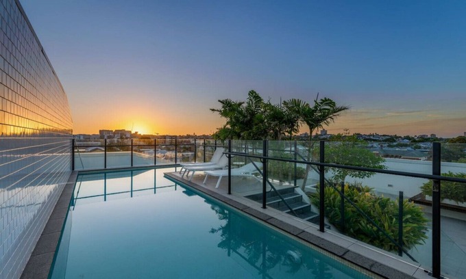 West End Appartement | Rooftop Pool & View! Stylish 2-Bed w/ Ducted A/C