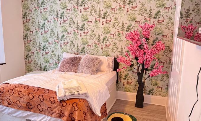 Redbridge Maison | Room 1: A Bright and Spacious Double Bed With En-Suite, Ilford, London, UK