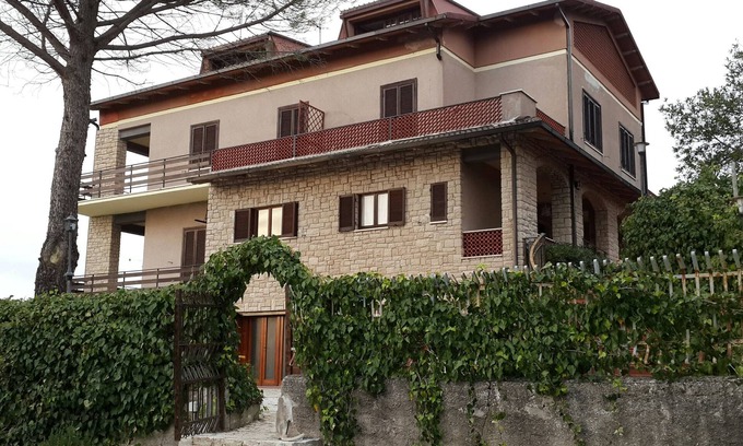 Precetto Maison | villa dans une région vallonnée avec vue panoramique