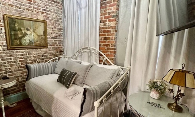 Carthage Hôtel | Room 1 (sleeps 1) at Chipley's Squareview Inn