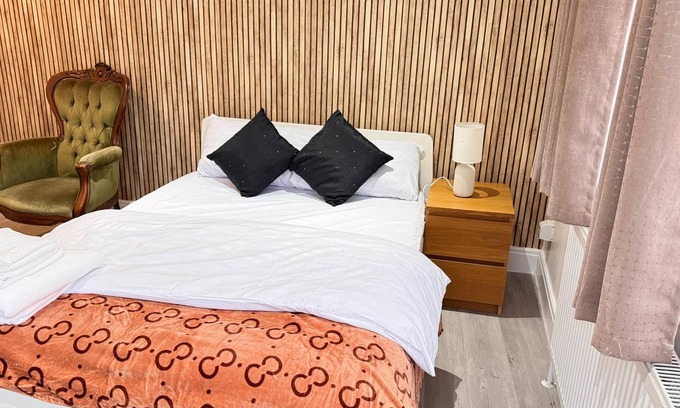 Redbridge Maison | Room 2: Modern Double Room with En-Suite in Ilford, London