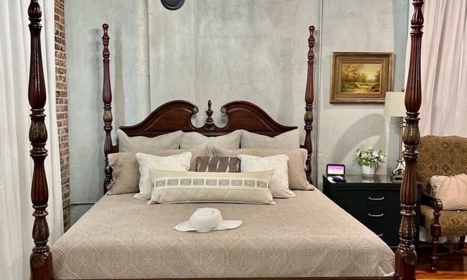 Carthage Hôtel | Room 2 (sleeps 2) at Chipley's Squareview Inn