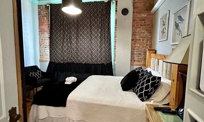 Carthage Hôtel | Room 3 (sleeps 2) at Chipley's Squareview Inn