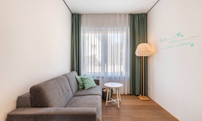 Voehringen Appartement | Chambre "3" avec terrasse partagée et Wi-Fi