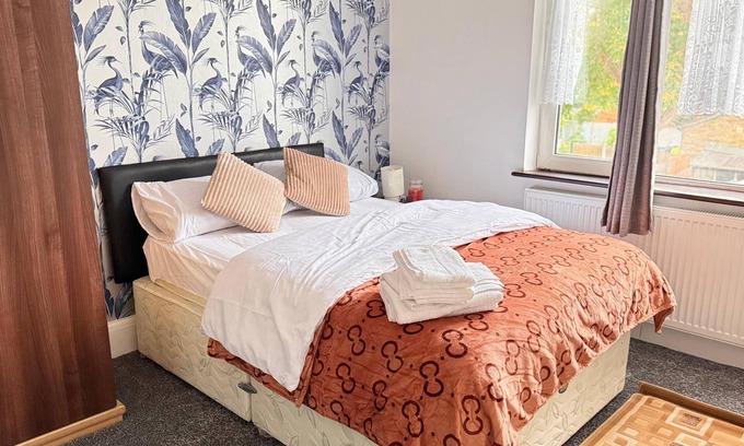 Redbridge Maison | Room 4: Stylish En-Suite Double Room, Ilford, Great Transport Links to London