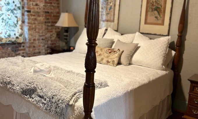 Carthage Hôtel | Room 5 (sleeps 2) at Chipley's Squareview Inn