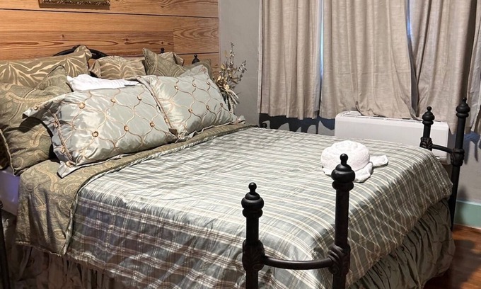 Carthage Hôtel | Room 6 (sleeps 2) at Chipley's Squareview Inn