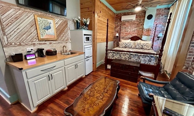 Carthage Hôtel | Room 7 (sleeps 2) at Chipley's Squareview Inn