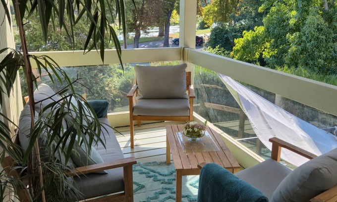 Charmes Appartement | Room + bathroom + balcony by the canal