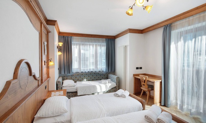 Fontanazzo Appartement | Chambre 'Camera Tripla Botton D'Oro' avec vue sur la montagne, terrasse partagée et Wi-Fi