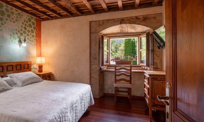 Santianes de Ola Appartement | Room 'Carbayu' with Mountain View, Shared Garden and Wi-Fi