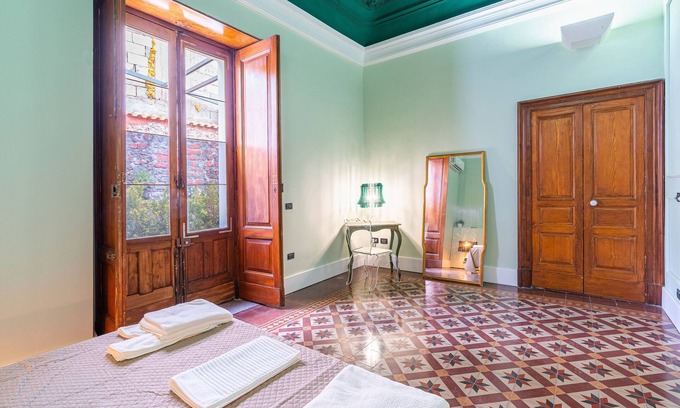 Santa Maria di Licodia Appartement | Room 'Civico 46 - Green' with Shared Terrace, Wi-Fi and Air Conditioning