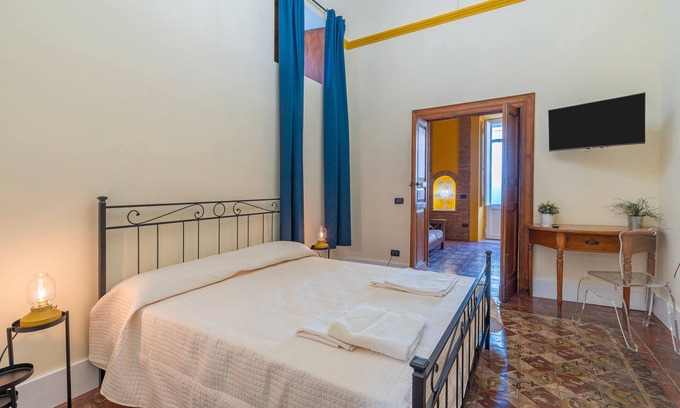 Santa Maria di Licodia Appartement | Room 'Civico 46 - Yellow' with Shared Terrace, Wi-Fi and Air Conditioning