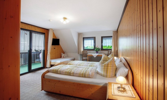 Herrenschwand Appartement | Chambre 'Doppelzimmer 1' avec vue sur la montagne, balcon et Wi-Fi