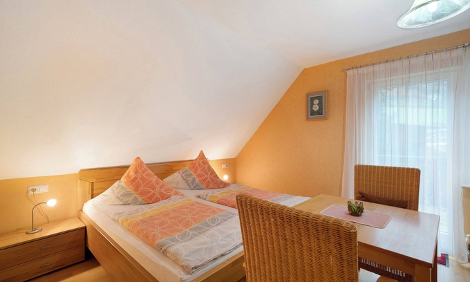 Elzach Appartement | Chambre 'Doppelzimmer Gänseblümchen' avec terrasse privée, jardin partagé et Wi-Fi