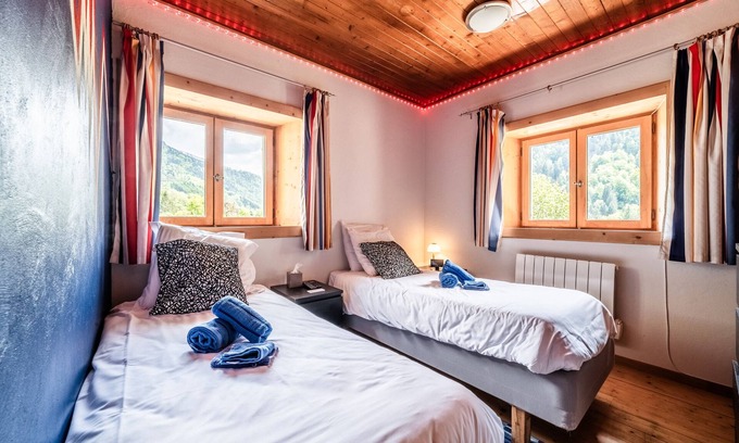 Saint-Jean-dʼAulps Appartement | Chambre 'Elisthur Chambre N°1' avec vue sur les montagnes, terrasse partagée et Wi-Fi