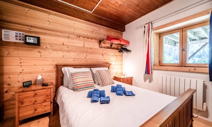 Saint-Jean-dʼAulps Appartement | Chambre 'Elisthur Chambre N°2' avec vue sur les montagnes, terrasse partagée et Wi-Fi