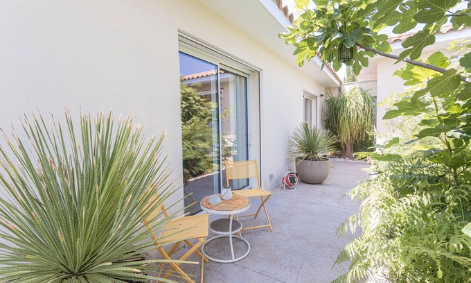 Saint-Nazaire Appartement | Room 'Esprit Du Soleil' with Shared Pool, Wi-Fi and Air Conditioning
