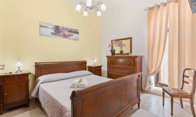 Scano di Montiferro Appartement | Room 'Euterpe' with shared terrace, Wi-Fi and air conditioning