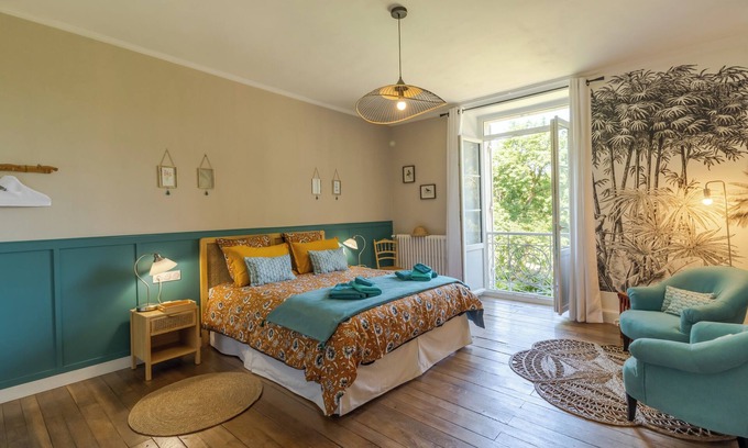 Savignac-les-Eglises Appartement | Room 'Exotique' with Shared Terrace, Shared Garden and Wi-Fi