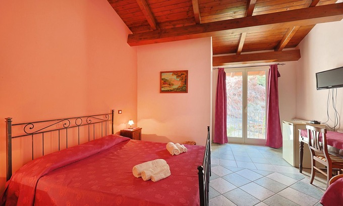 Patti Appartement | Room 'Filicudi' with Shared Terrace, Shared Garden and Air Conditioning