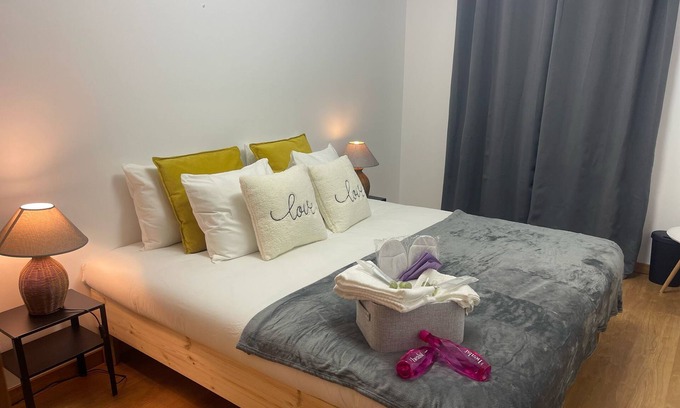 Palhais Appartement | Room for 2 people with WC Living Room and Kitchen