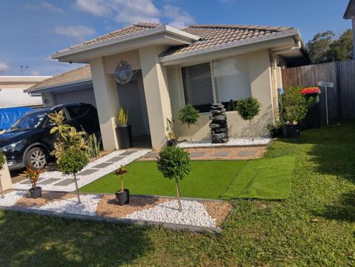 Kallangur Maison | Room for rent