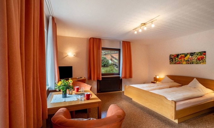 Gompelscheuer Appartement | Chambre 'Gästezimmer 1' avec vue sur les montagnes, terrasse privée et Wi-Fi