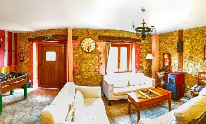 Basconcillos del Tozo Maison | Room 'Habitación Doble Adaptada' with Mountain View, Shared Garden and Wi-Fi