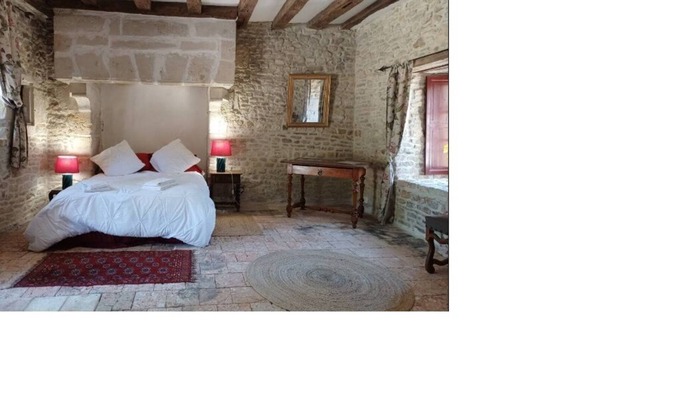 Mauvieres Lit Et Petit-Déjeuner | Room in 15th-century castle tower