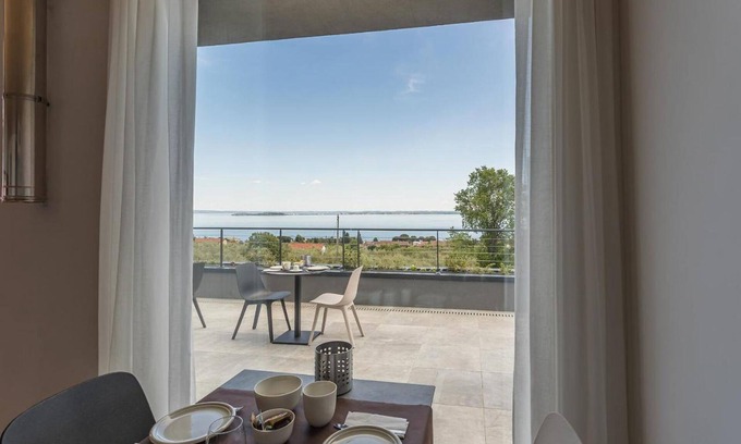 Moniga del Garda Lit Et Petit-Déjeuner | Room in B&B - Insula Felix - Deluxe Double Room With Balcony and Sea View