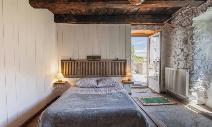 Valgorge Appartement | Chambre 'La Ferme De Chalas - Grangette' avec piscine partagée, terrasse partagée et Wi-Fi