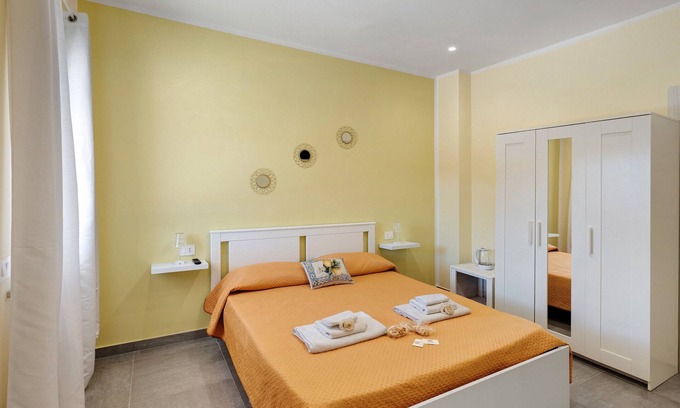 Capaccio-Paestum Appartement | Room 'La Fiesta' with Sea View, Wi-Fi and Air Conditioning