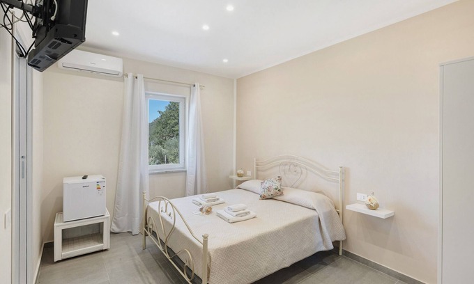 Capaccio-Paestum Appartement | Room 'La Fiesta' with Sea View, Wi-Fi and Air Conditioning