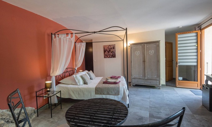 Saint Alban Auriolles Appartement | Room 'La Peireta-Romantique' with Shared Pool, Wi-Fi and Air Conditioning