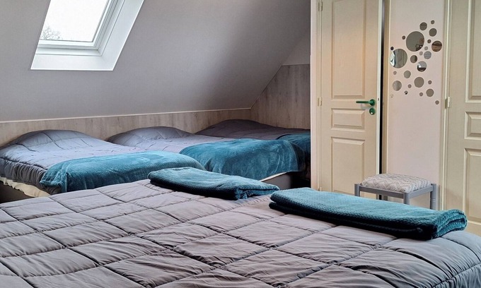 Fye Appartement | Chambre 'Le Meslay N°10 - Chambre 6 Pers' avec Terrasse partagée, Jardin partagé et Wi-Fi