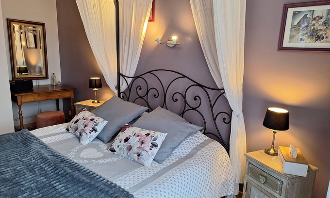 Fye Appartement | Chambre 'Le Meslay N°2 - Chambre 2 Pers' avec Terrasse partagée, Jardin partagé et Wi-Fi