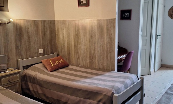 Fye Appartement | Chambre 'Le Meslay N°7 - Chambre 4 Pers' avec Terrasse partagée, Jardin partagé et Wi-Fi