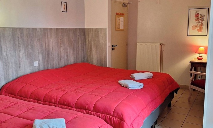 Fye Appartement | Chambre 'Le Meslay N°8 - Chambre 3 Pers' avec Terrasse partagée, Jardin partagé et Wi-Fi