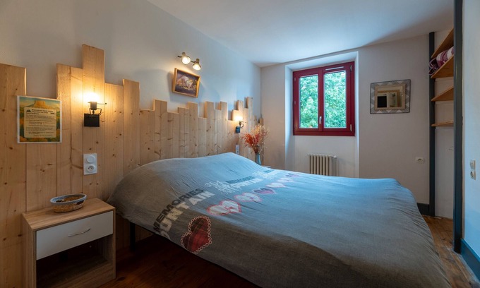 Vassieux-en-Vercors Appartement | Room 'Les Carlines 2' with Mountain View, Shared Terrace and Wi-Fi