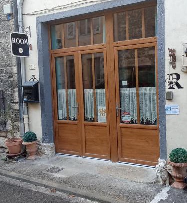 Rossillon Maison | ROOM, Les Loups bleus