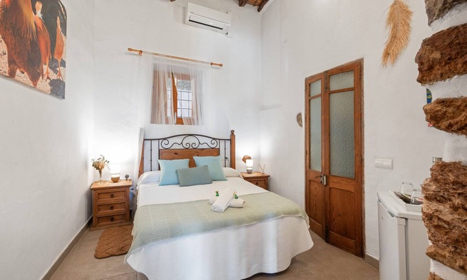 Sant Carles de Peralta Appartement | Chambre 'Limonero' avec vue sur les montagnes, Wi-Fi et climatisation