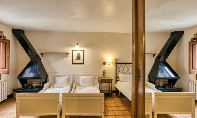 Pujals dels Pagesos Appartement | Room 'Mestral' with Shared Pool, Wi-Fi and Air Conditioning