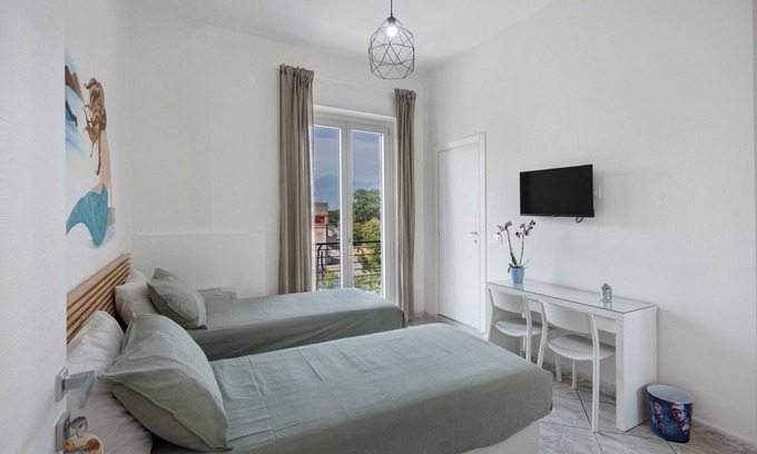 Pagani Lit Et Petit-Déjeuner | Room 'Napoli' with Shared Terrace, Wi-Fi and Air Conditioning