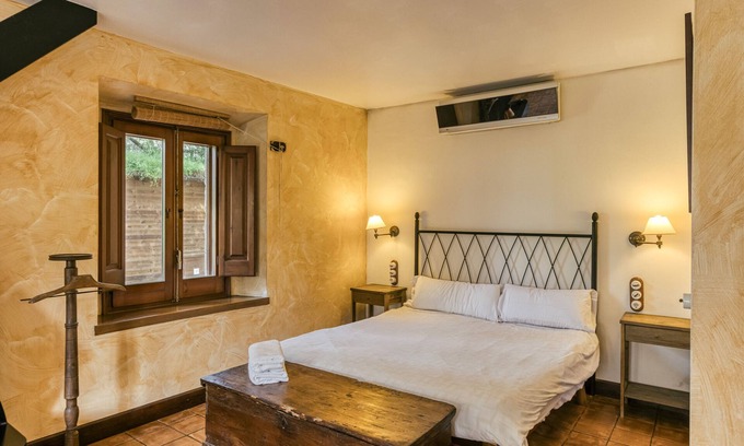 Pujals dels Pagesos Appartement | Room 'Ponent' with Shared Pool, Wi-Fi and Air Conditioning