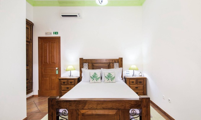 Espirito Santo Appartement | Chambre 'Quarto Verde - Vista Pátio' avec piscine partagée, Wi-Fi et climatisation
