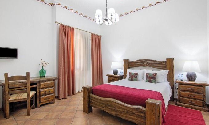 Espirito Santo Appartement | Chambre 'Quarto Vermelho - Vista Pátio' avec piscine partagée, Wi-Fi et climatisation