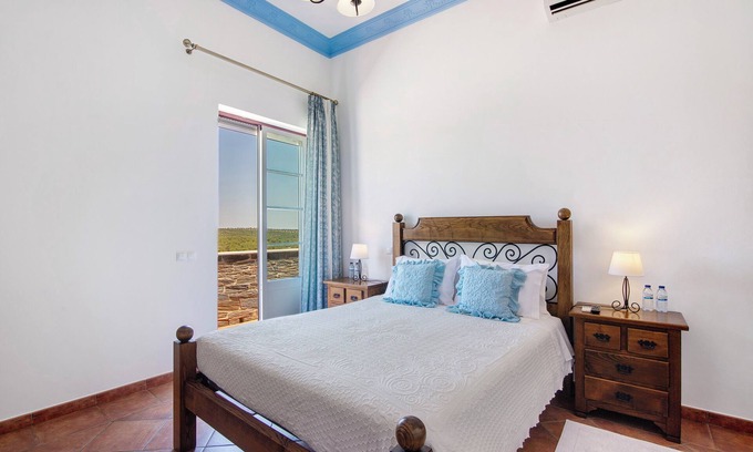 Espirito Santo Appartement | Chambre 'Quarto Azul - Vista Campo-Com Pátio' avec piscine partagée, Wi-Fi et climatisation